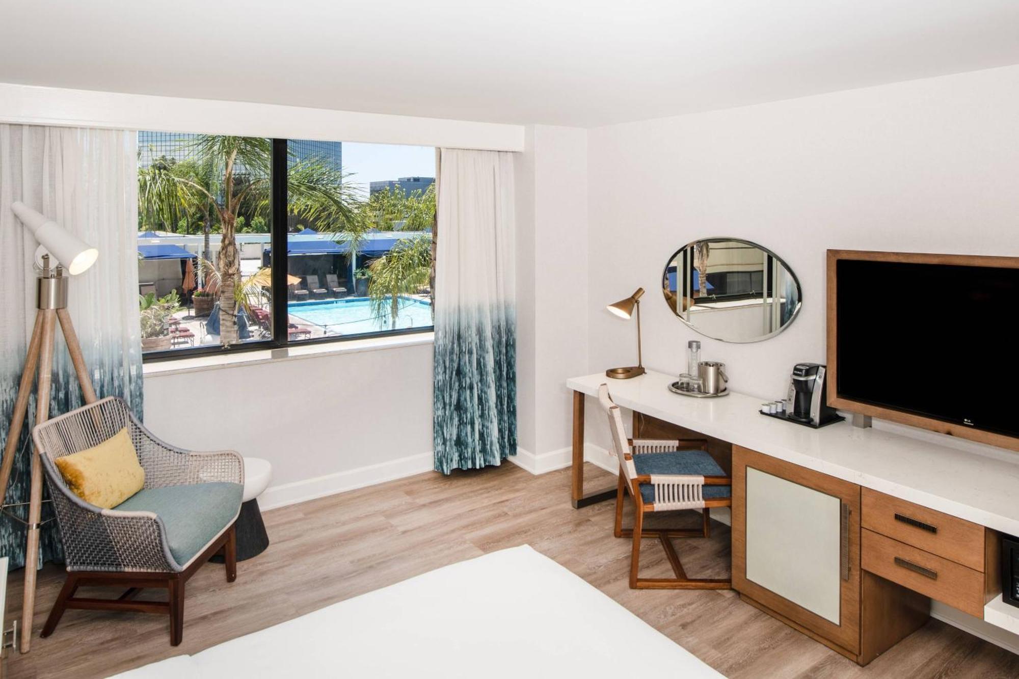 Renaissance Newport Beach Hotel Экстерьер фото