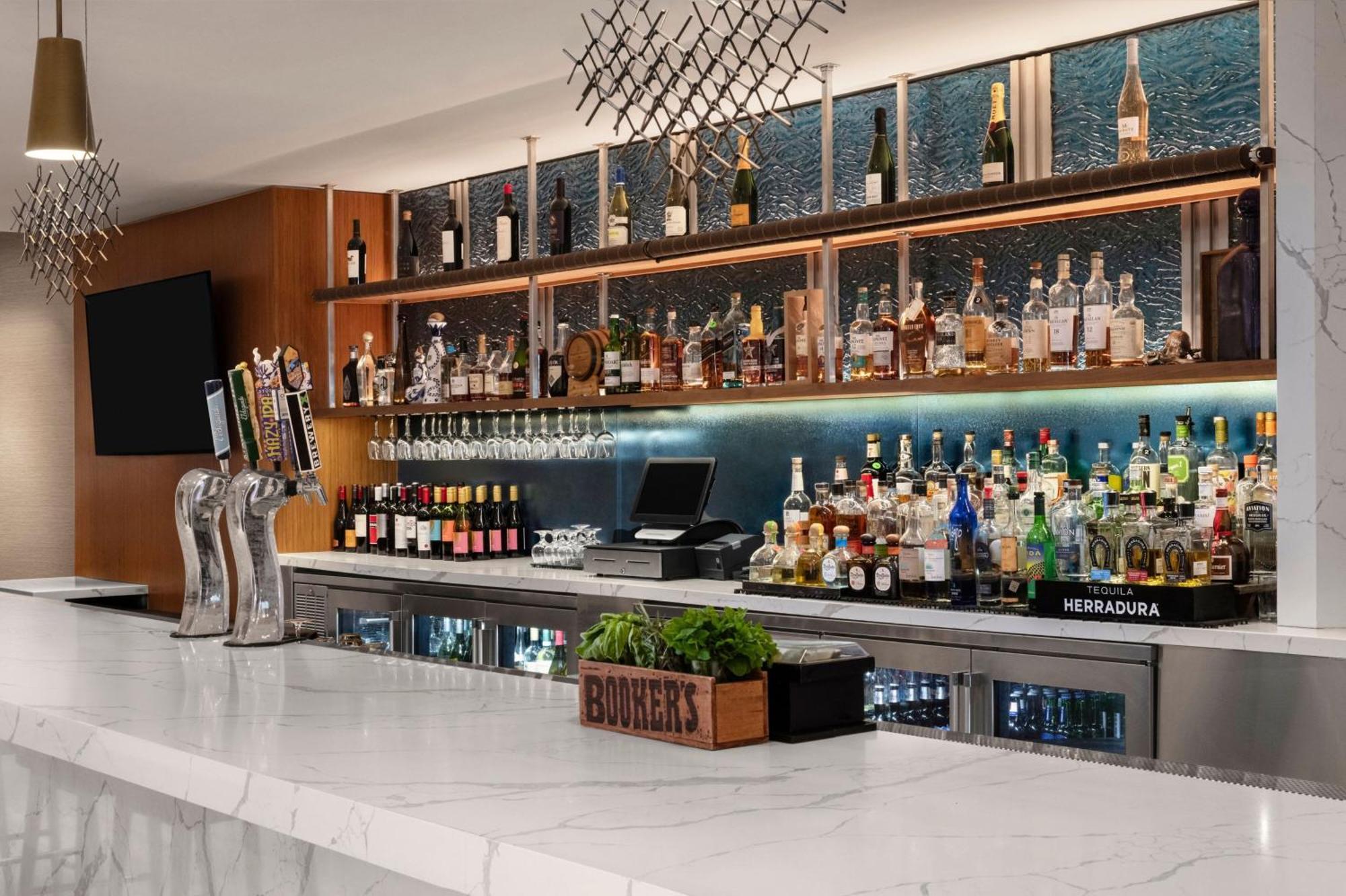 Renaissance Newport Beach Hotel Экстерьер фото